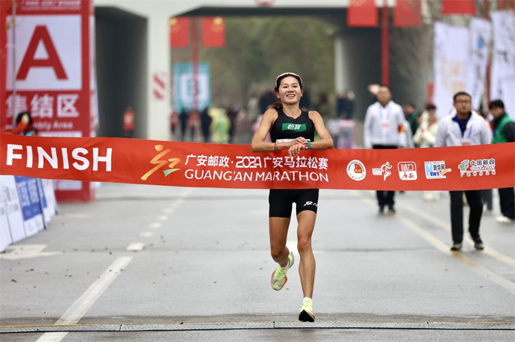 女子選手沖線瞬間。賽事組委會供圖