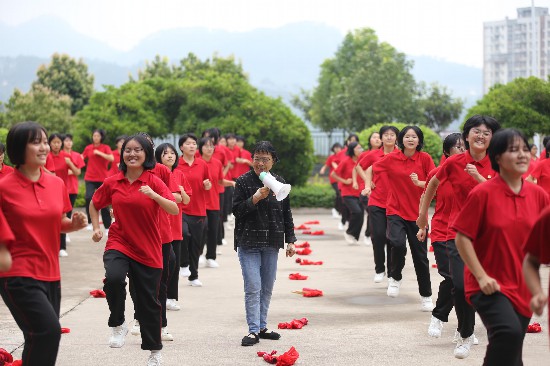 華坪女高學(xué)生在跳課間操。人民網(wǎng)記者 李發(fā)興攝